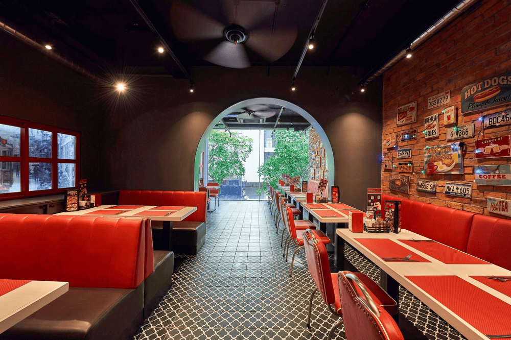 S&L's Diner Duong Thanh with its cozy, classic American atmosphere is perfect for eating burgers and chatting with friends (Source: S&L's Diner)